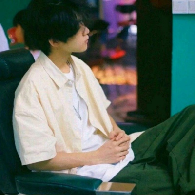 帅气伤感的男生侧脸头像图片大全(精选18张)