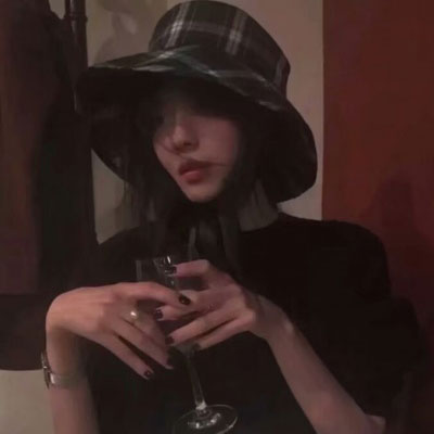 特别颓废丧的女生头像图片(共16张)