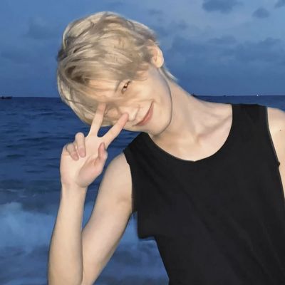 成熟小众风格高颜值男生头像图片(精选18张)