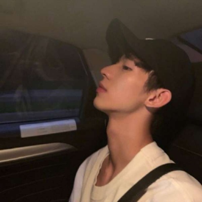 成熟小众风格高颜值男生头像图片(精选18张)