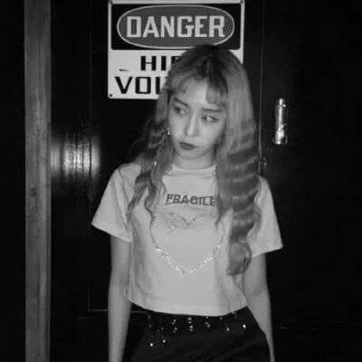 女生灰色伤感头像图片(优选18张)