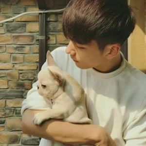 男生抱着动物的情头(精选18张)