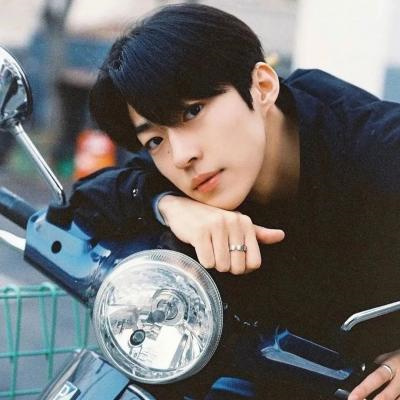 帅气的个性点的男生头像(精选18张)