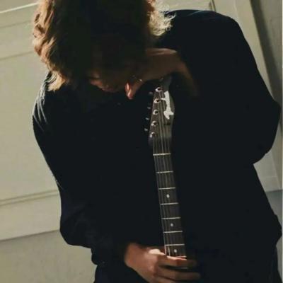 高颜值的浪漫高冷帅哥头像合集图片(优选22张)