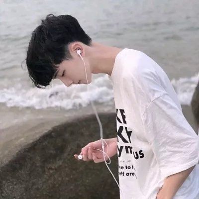 高颜值的浪漫高冷帅哥头像合集图片(优选22张)