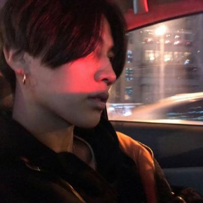 高颜值的浪漫高冷帅哥头像合集图片(优选22张)