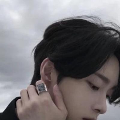 高颜值的浪漫高冷帅哥头像合集图片(优选22张)