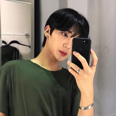 男生手机自拍姿势头像大全图片(20张)