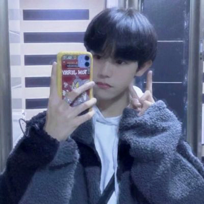 男生手机自拍姿势头像大全图片(20张)
