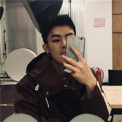 男生手机自拍姿势头像大全图片(20张)