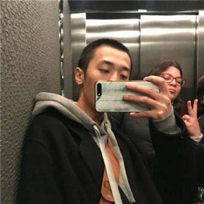 男生手机自拍姿势头像大全图片(20张)