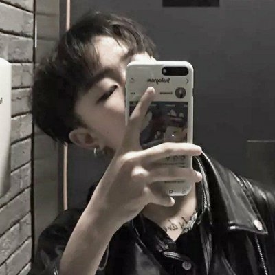 男生手机自拍姿势头像大全图片(20张)