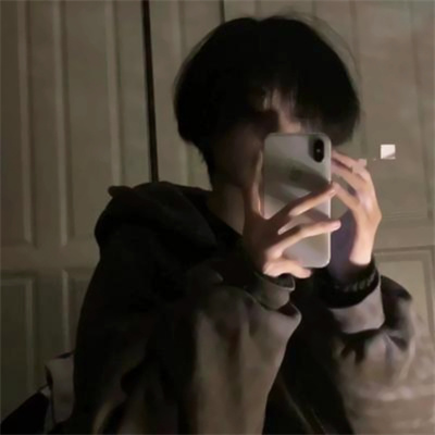 男生手机自拍姿势头像大全图片(20张)