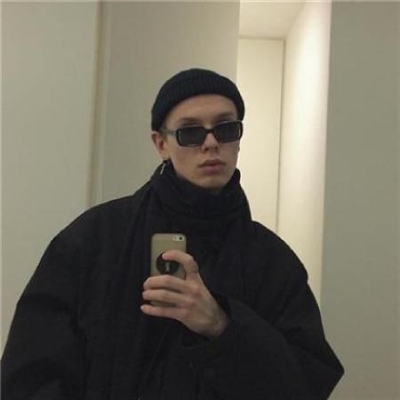 男生手机自拍姿势头像大全图片(20张)