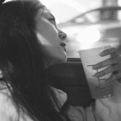 黑白冷淡风女生头像(优选22张)