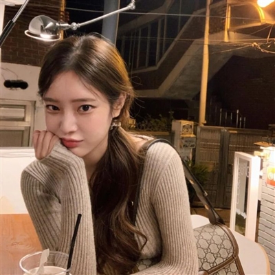 高清惊艳感十足的女生头像图片大全(20张)