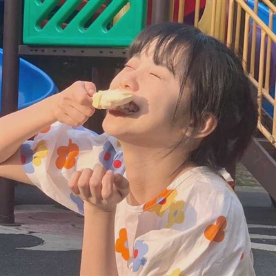 氛围感女生头像图片(共30张)