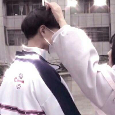 情侣宠溺的摸头头像(精选18张)