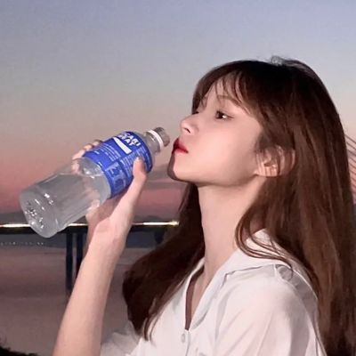 唯美又有点伤感的女生好看头像图片(共12张)