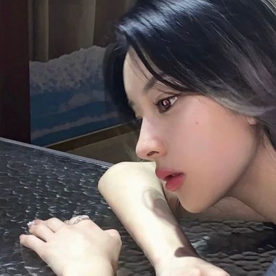 唯美又有点伤感的女生好看头像图片(共12张)