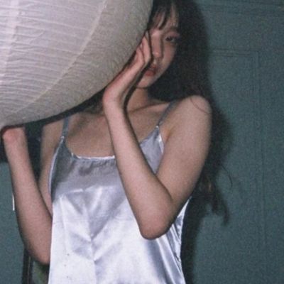 唯美又有点伤感的女生好看头像图片(共12张)