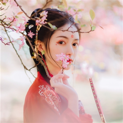 qq头像古风女生真人图片大全(精选18张)