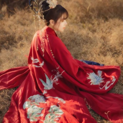 高清好看的红衣女子唯美古风头像图片大全(精选38张)
