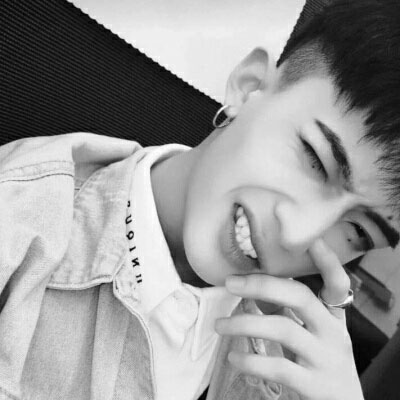 黑白伤感的男生头像(优选20张)