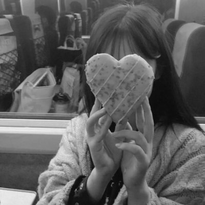 黑白女生头像可爱头像(精选22张)