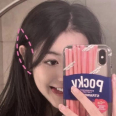 手机控可爱女生头像(精选20张)