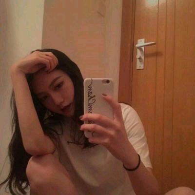 手机控可爱女生头像(精选20张)