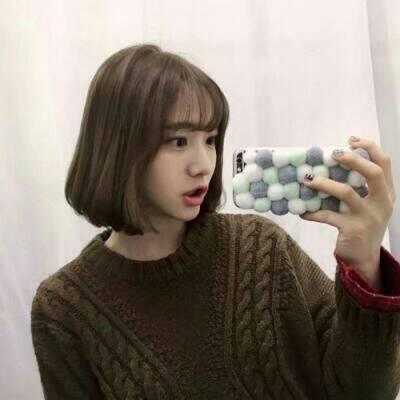 手机控可爱女生头像(精选20张)