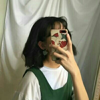 手机控可爱女生头像(精选20张)