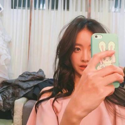 手机控少女头像图片(18张)