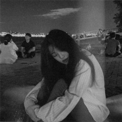 微信头像女生失落伤感黑白图片(共22张)