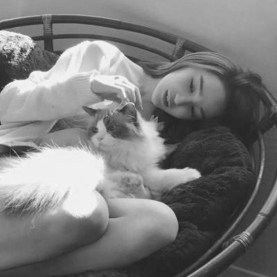 微信头像女生失落伤感黑白图片(共22张)