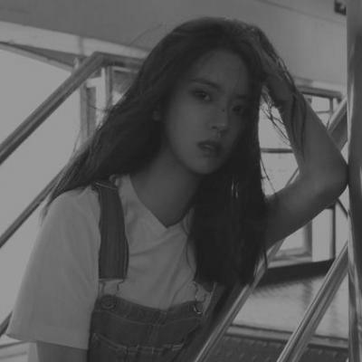 微信头像女生失落伤感黑白图片(共22张)