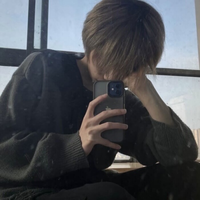 2023孤独颓废一个人的男生头像(共20张)