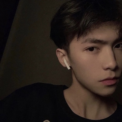 2023孤独颓废一个人的男生头像(共20张)