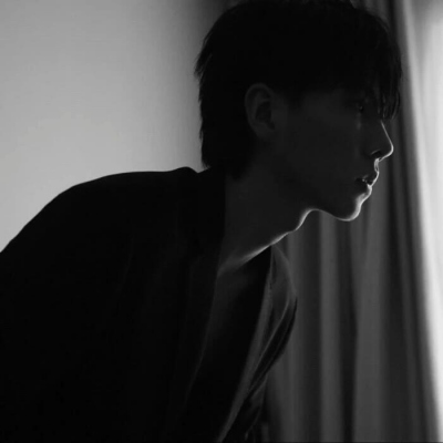 2023孤独颓废一个人的男生头像(共20张)