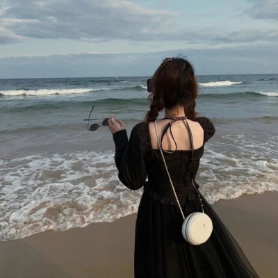 小清新唯美2023背影女生键盘头像(共24张)