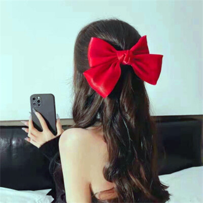 小清新唯美2023背影女生键盘头像(共24张)