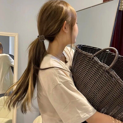 小清新唯美2023背影女生键盘头像(共24张)