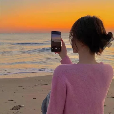 小清新唯美2023背影女生键盘头像(共24张)