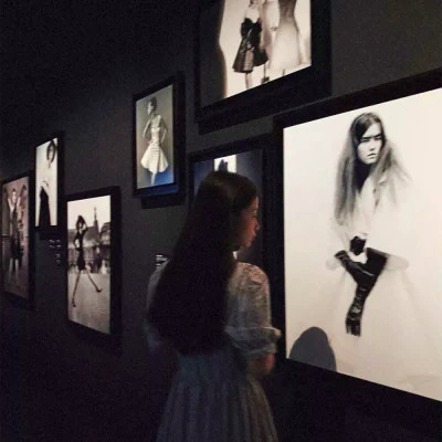 小清新唯美2023背影女生键盘头像(共24张)