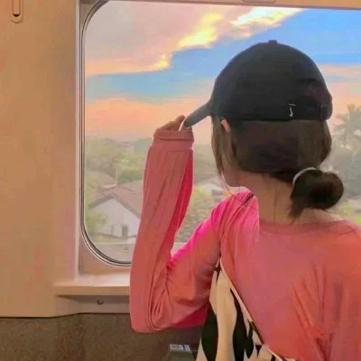 小清新唯美2023背影女生键盘头像(共24张)