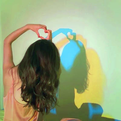 小清新唯美2023背影女生键盘头像(共24张)