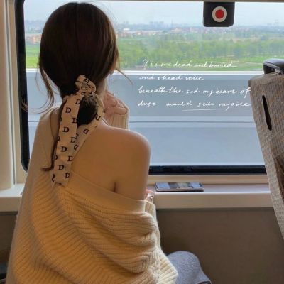 小清新唯美2023背影女生键盘头像(共24张)