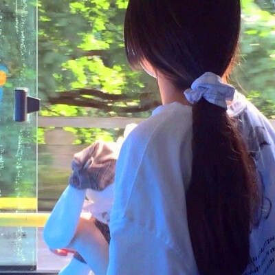 小清新唯美2023背影女生键盘头像(共24张)