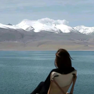 小清新唯美2023背影女生键盘头像(共24张)